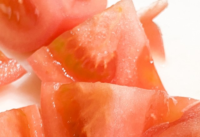 プロのトマトマリネの作り方：トマトは食べやすい大きさにカットする（湯むきなし）